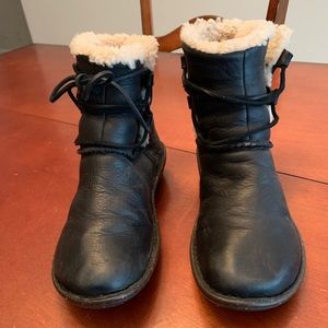 UGG Womens Caspia Black Leather Lace Up Boot